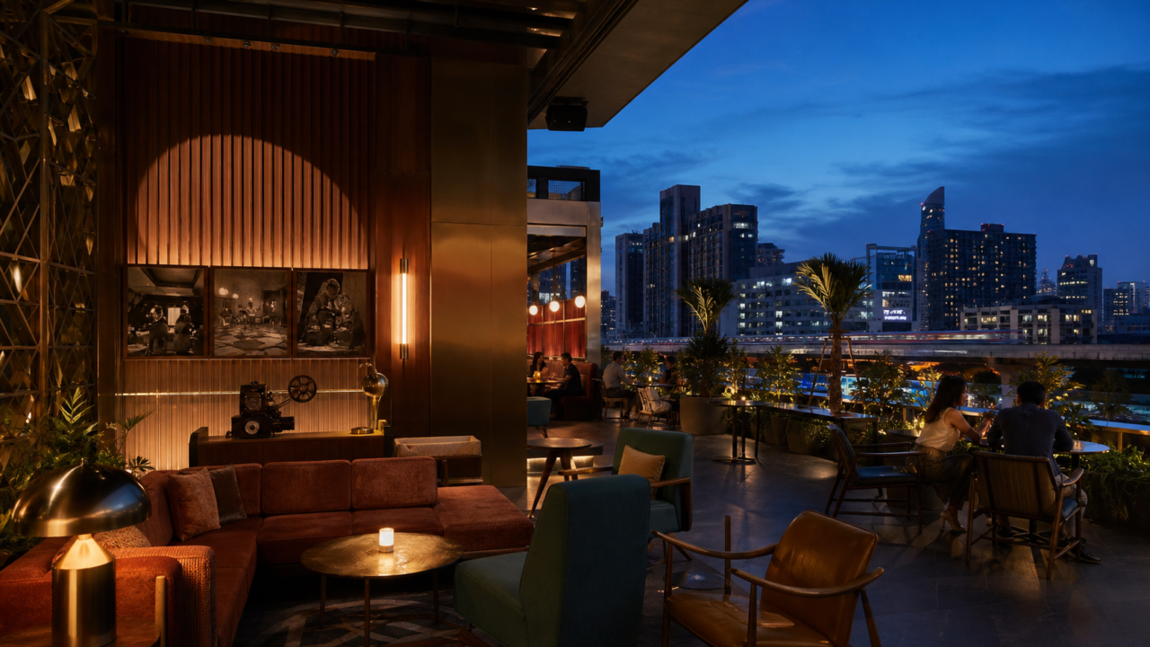 アソークの夜景を望む、タイ映画文化をイメージしたホテルラウンジ